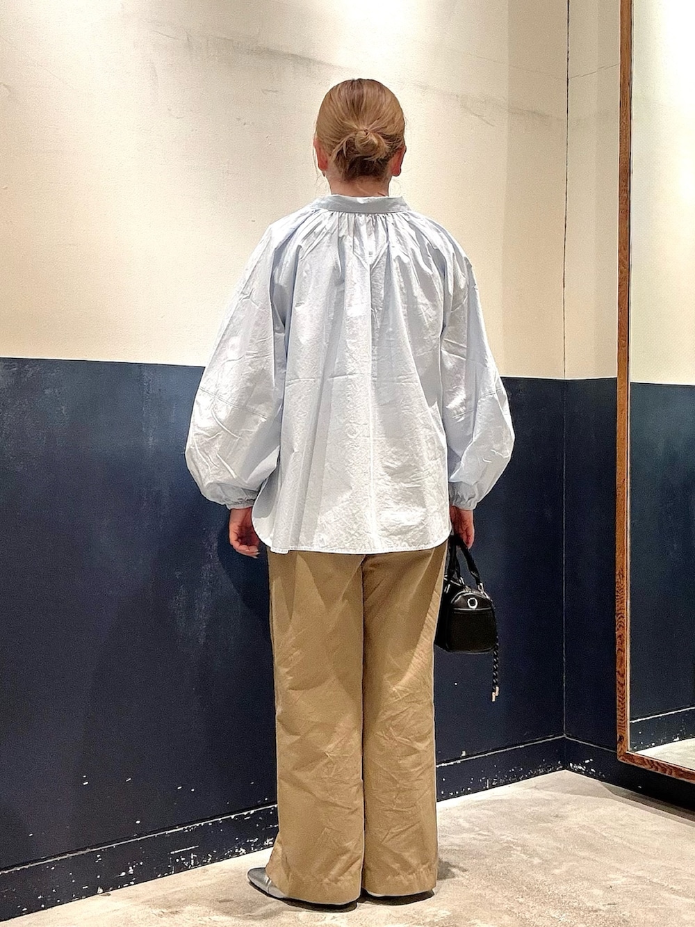 シルバー系のパンプス、ブルー系のシャツ/ブラウス、ベージュ系のデニムパンツを着用したレディースの春コーディネートの3枚目の写真