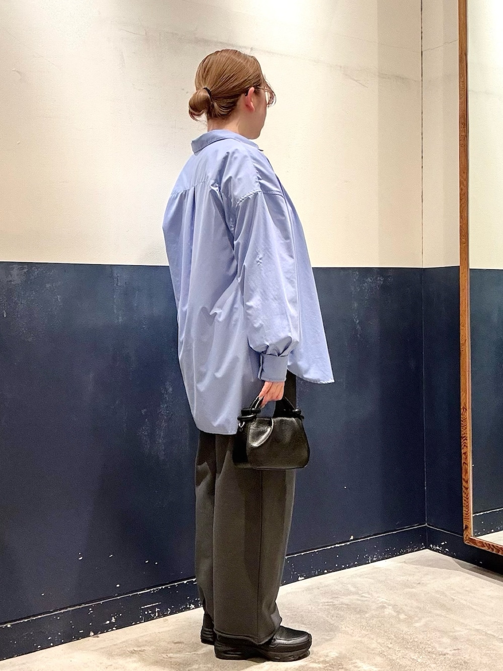 ブルー系のシャツ/ブラウス、ホワイト系のTシャツ/カットソー、ブラック系のショルダーバッグを着用したレディースの冬コーディネートの2枚目の写真