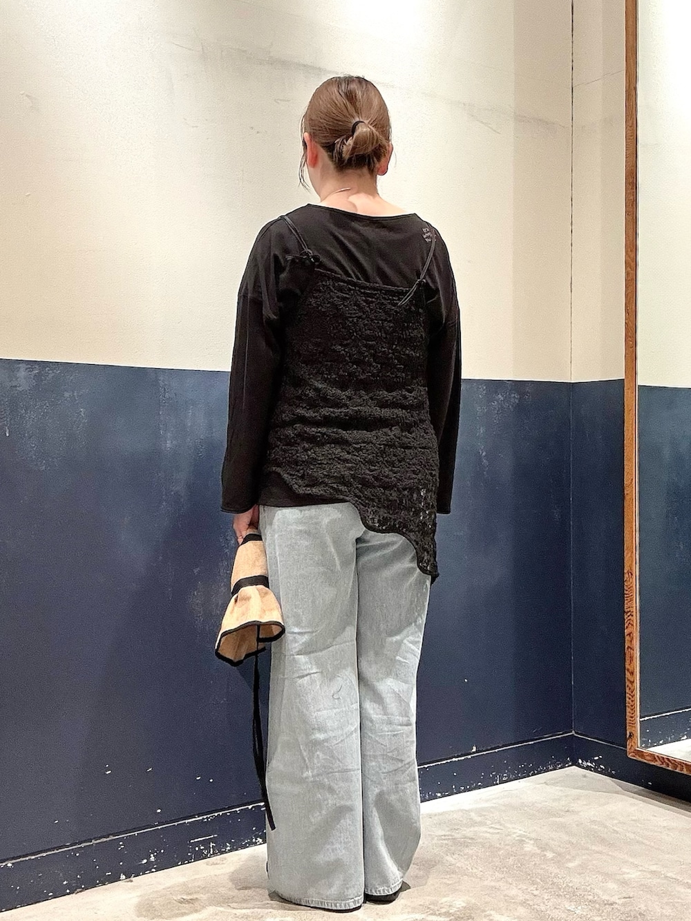 ブラック系のタンクトップ、ブラック系のTシャツ/カットソー、ブルー系のデニムパンツを着用したレディースの春コーディネートの3枚目の写真