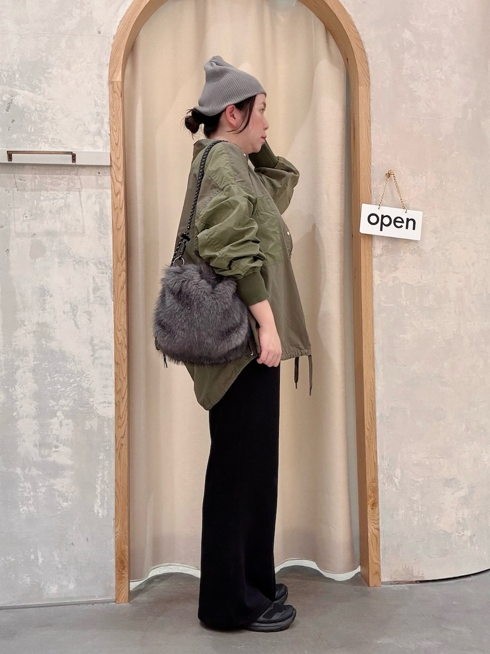ブラック系のその他パンツ、グリーン系のミリタリージャケット、ホワイト系のTシャツ/カットソーを着用したレディースの秋コーディネートの2枚目の写真