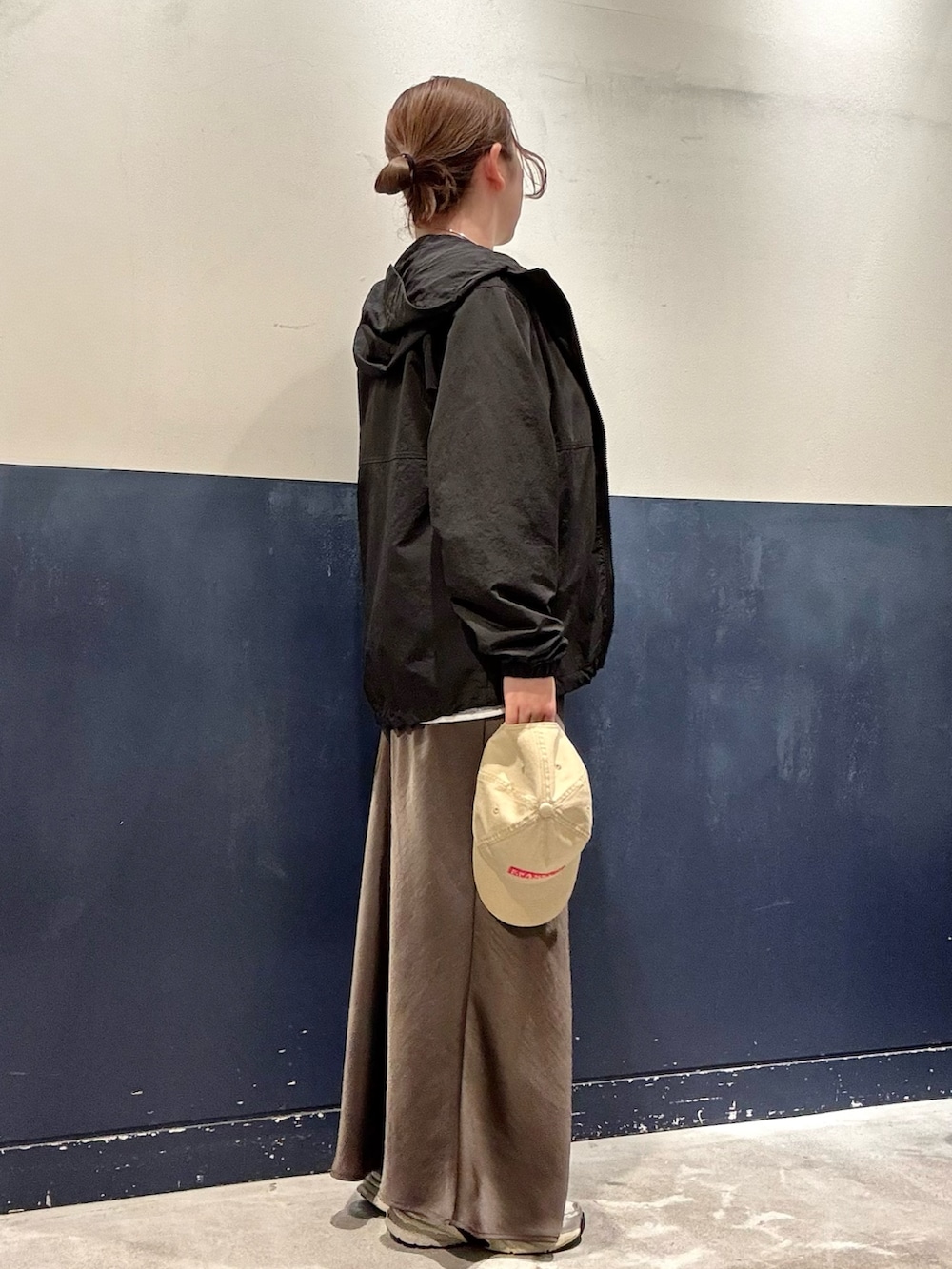 ブラック系のパーカー、グレー系のTシャツ/カットソー、グレー系のスカートを着用したレディースの秋コーディネートの2枚目の写真