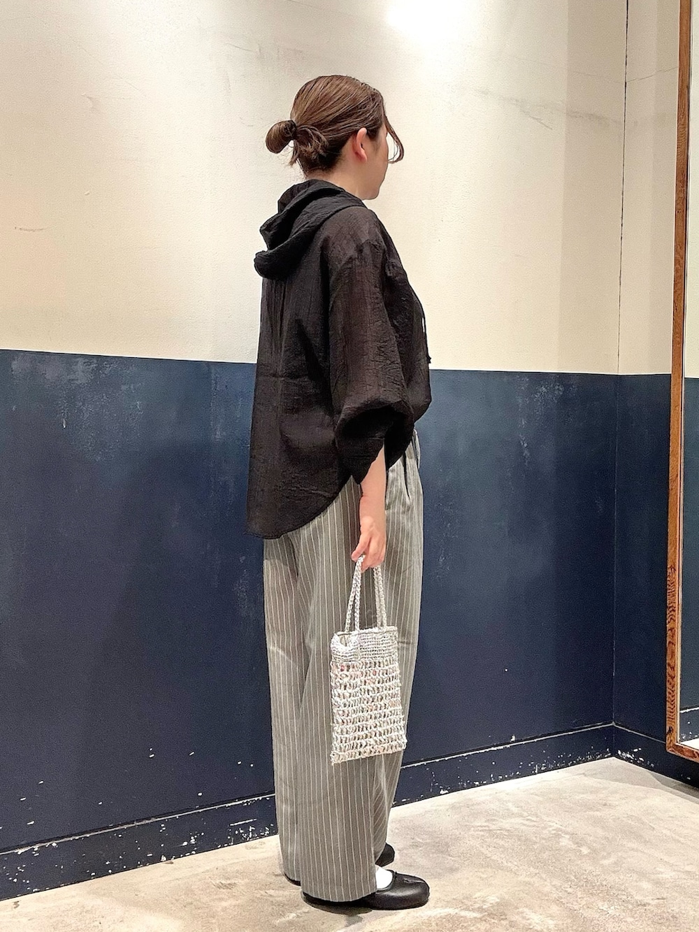 シルバー系のショルダーバッグ、グレー系のその他パンツ、ブラック系のシャツ/ブラウスを着用したレディースの春コーディネートの2枚目の写真