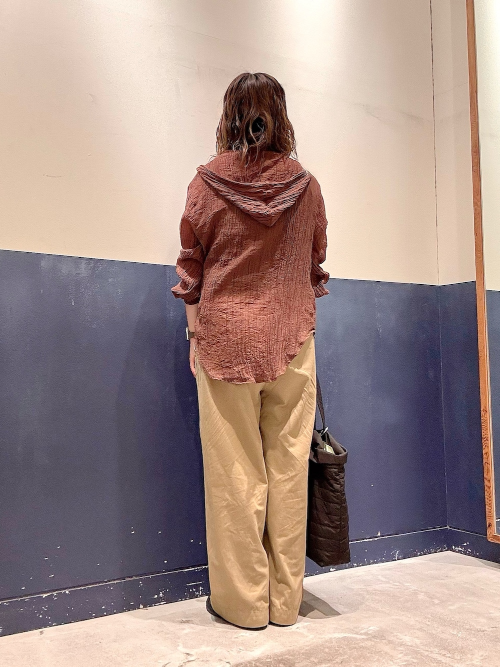 ベージュ系のデニムパンツ、ブラウン系のシャツ/ブラウス、ブラック系のタンクトップを着用したレディースの夏コーディネートの3枚目の写真