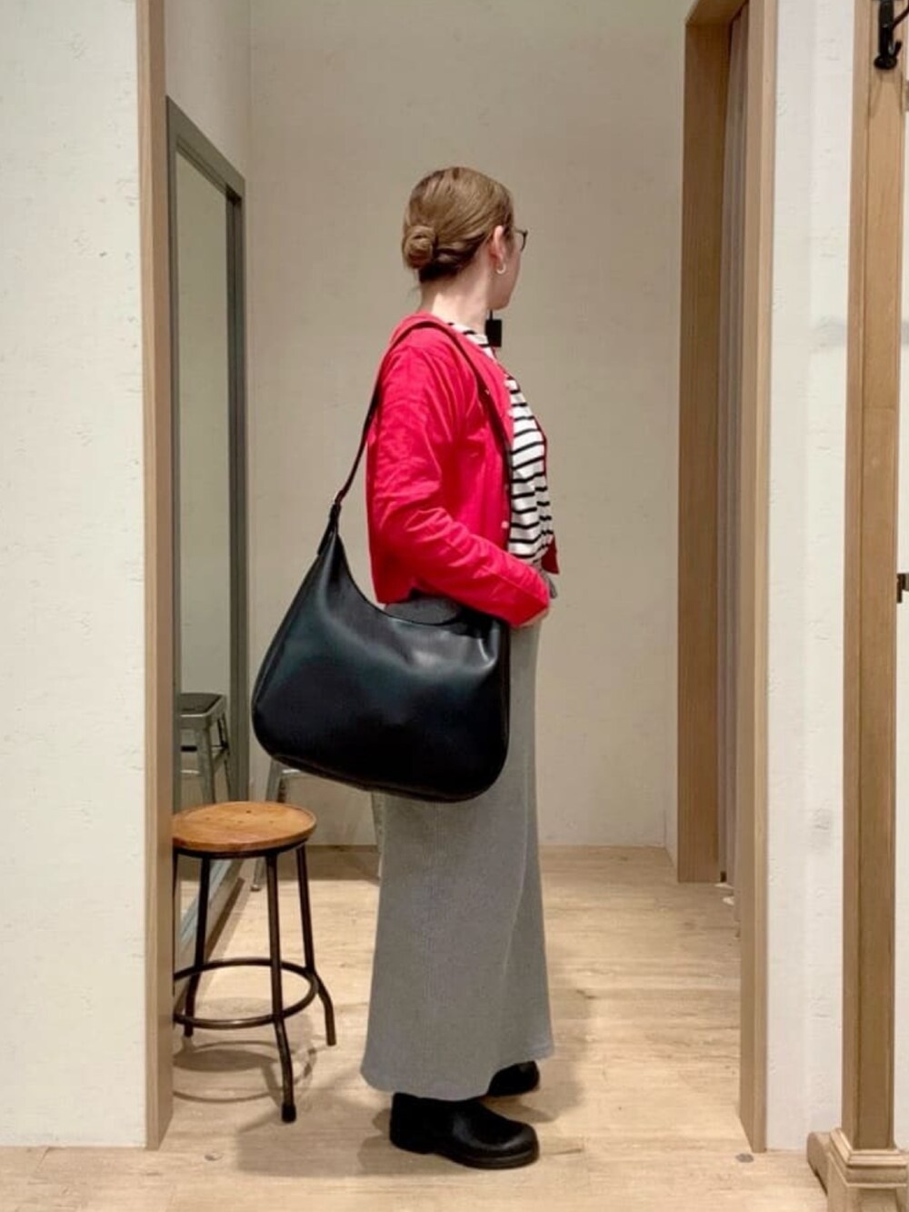 レッド系のカーディガン/ボレロ、ホワイト系のTシャツ/カットソー、ブラック系のトートバッグを着用したレディースの春コーディネートの2枚目の写真