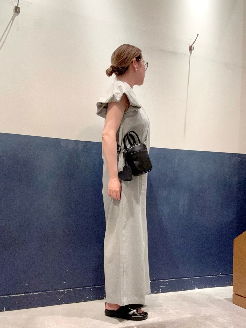 ブラック系のトートバッグ、グレー系のサロペット/オーバーオール、ブラック系のサンダルを着用したレディースの夏コーディネートの2枚目の写真