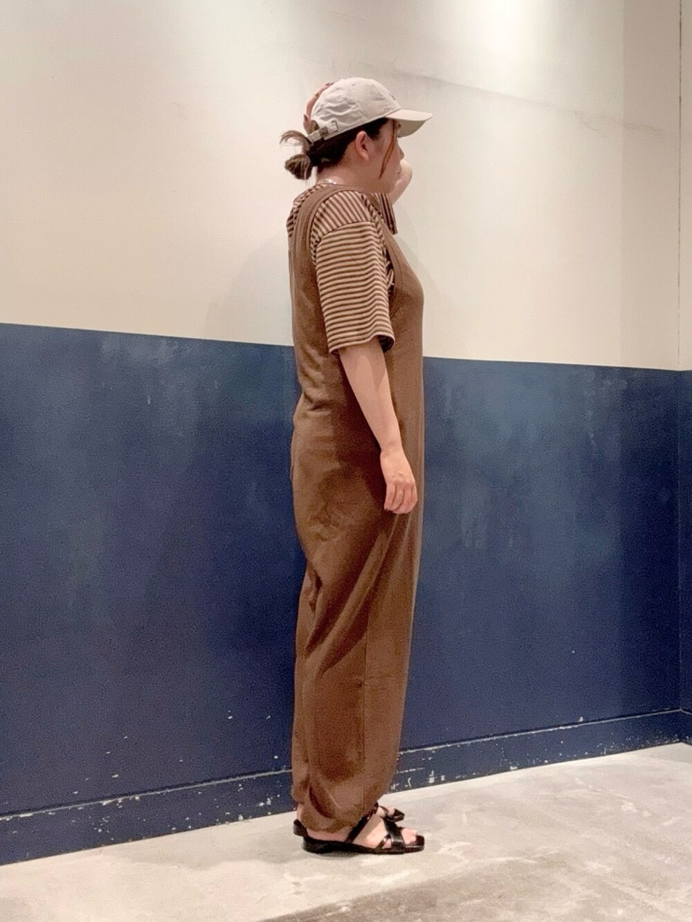 ブラック系のサンダル、ブラウン系のTシャツ/カットソー、ブラウン系のサロペット/オーバーオールを着用したレディースの夏コーディネートの2枚目の写真