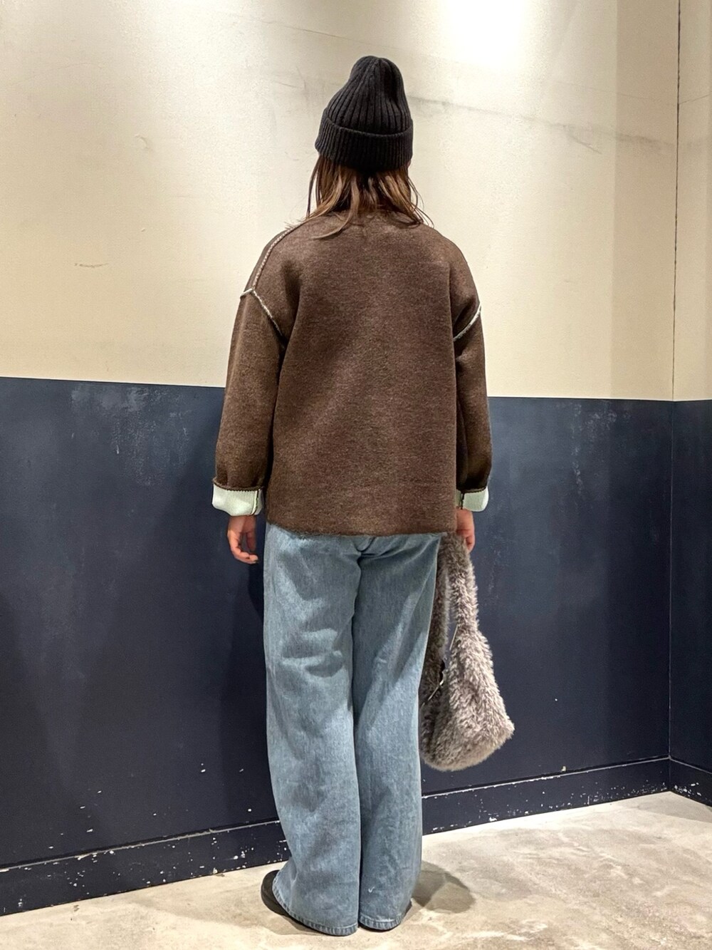 ブラウン系のカーディガン/ボレロ、ホワイト系のスウェット、グレー系のトートバッグを着用したレディースの秋コーディネートの3枚目の写真