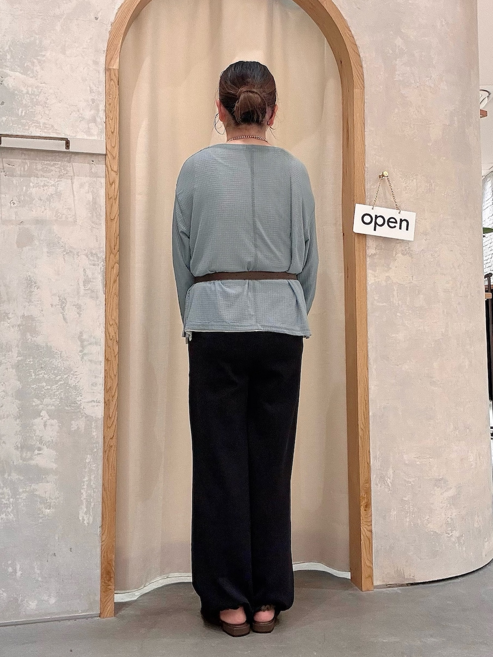 ブラウン系のパンプス、ブラウン系のボディバッグ/ウエストポーチ、ブラック系のその他パンツを着用したレディースの秋コーディネートの3枚目の写真