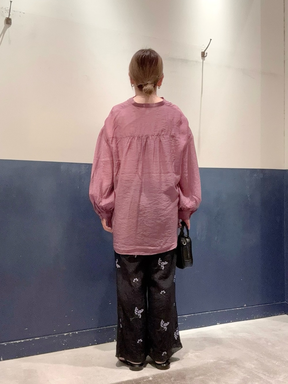 「チャオパニックティピー(CIAOPANIC TYPY)、高身長女子、ママコーデ、30代コーデ、シアーシャツ、シャツスタイル、ピンクシャツ、おしゃれさんと繋がりたい、きれいめカジュアル、サンダル、タンクトップ、カジュアル、オトナカジュアル、刺繍、パンツスタイル」｜「CIAOPANIC TYPYのフラットデザインサンダル（サンダル、ブラック系）」を使った、ogitypyさん（骨格ストレート・レディース・165cm）の夏コーディネートの3枚目の写真