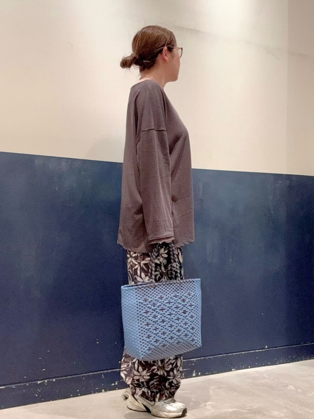 グレー系のTシャツ/カットソー、ブルー系のその他パンツ、ブルー系のトートバッグを着用したレディースの夏コーディネートの2枚目の写真