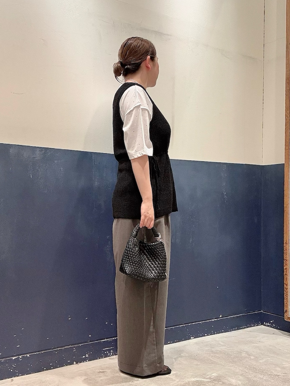 ホワイト系のTシャツ/カットソー、ブラック系のパンプス、ブラック系のショルダーバッグを着用したレディースの夏コーディネートの2枚目の写真