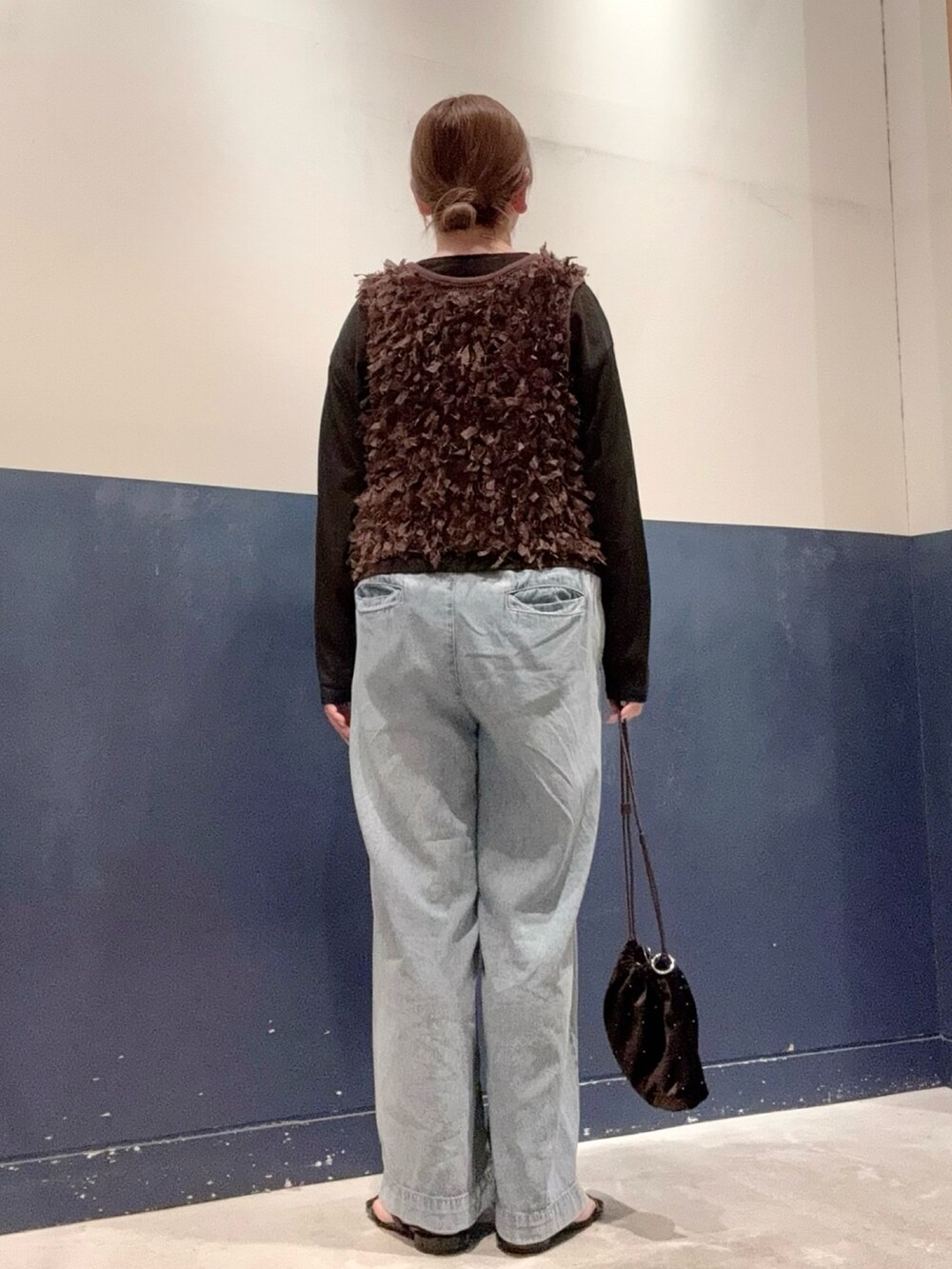 ブラウン系のベスト、ブラック系のTシャツ/カットソー、ブルー系のデニムパンツを着用したレディースの夏コーディネートの3枚目の写真