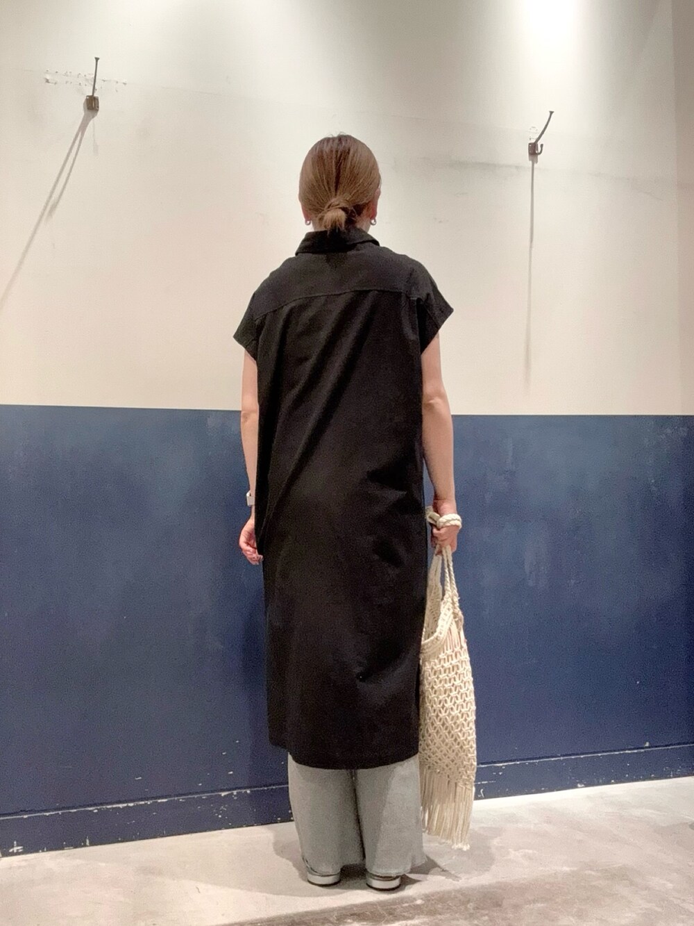 ブラック系のワンピース、ホワイト系のトートバッグ、グレー系のその他パンツを着用したレディースの夏コーディネートの3枚目の写真