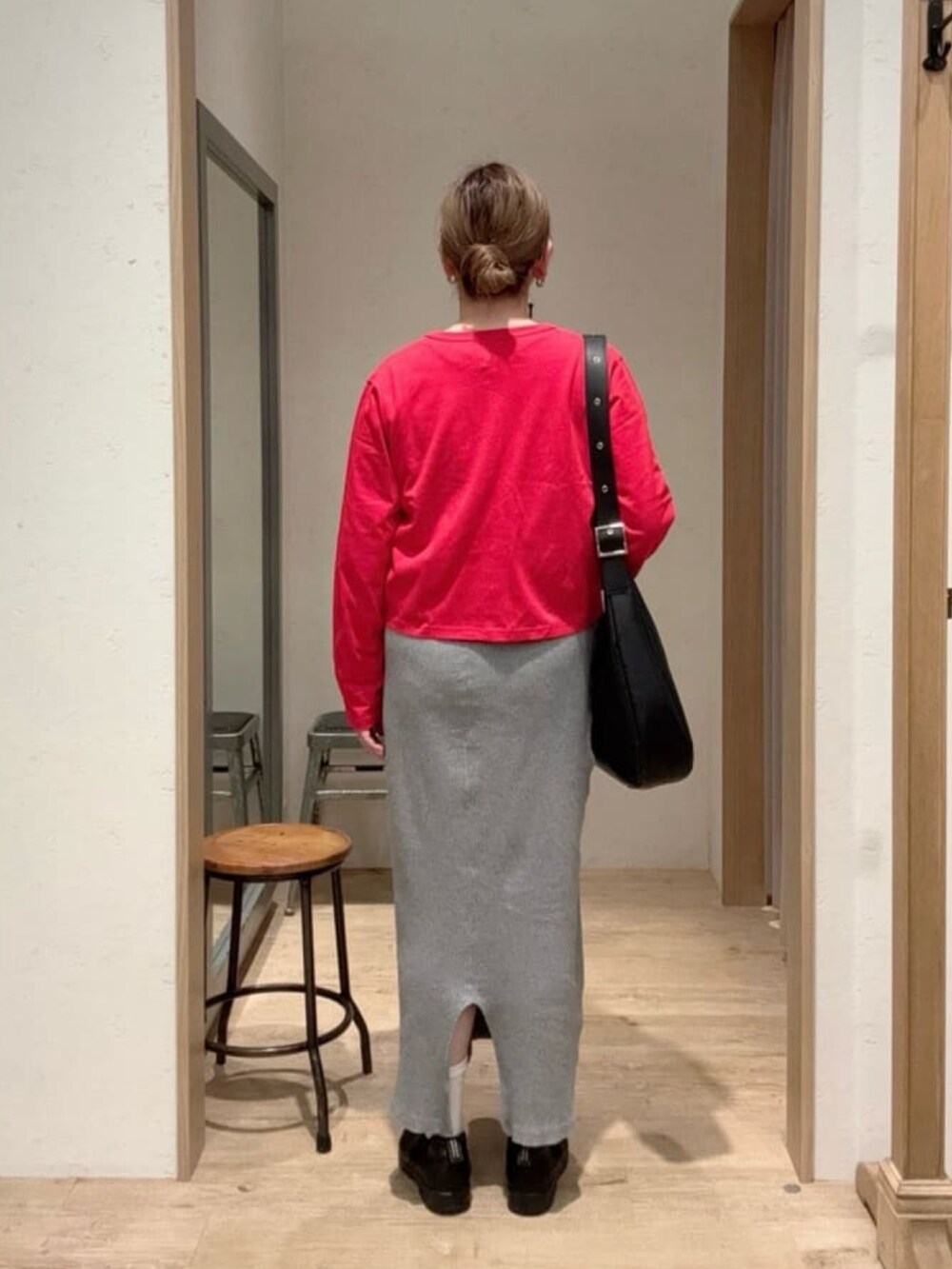 レッド系のカーディガン/ボレロ、ホワイト系のTシャツ/カットソー、ブラック系のトートバッグを着用したレディースの春コーディネートの3枚目の写真