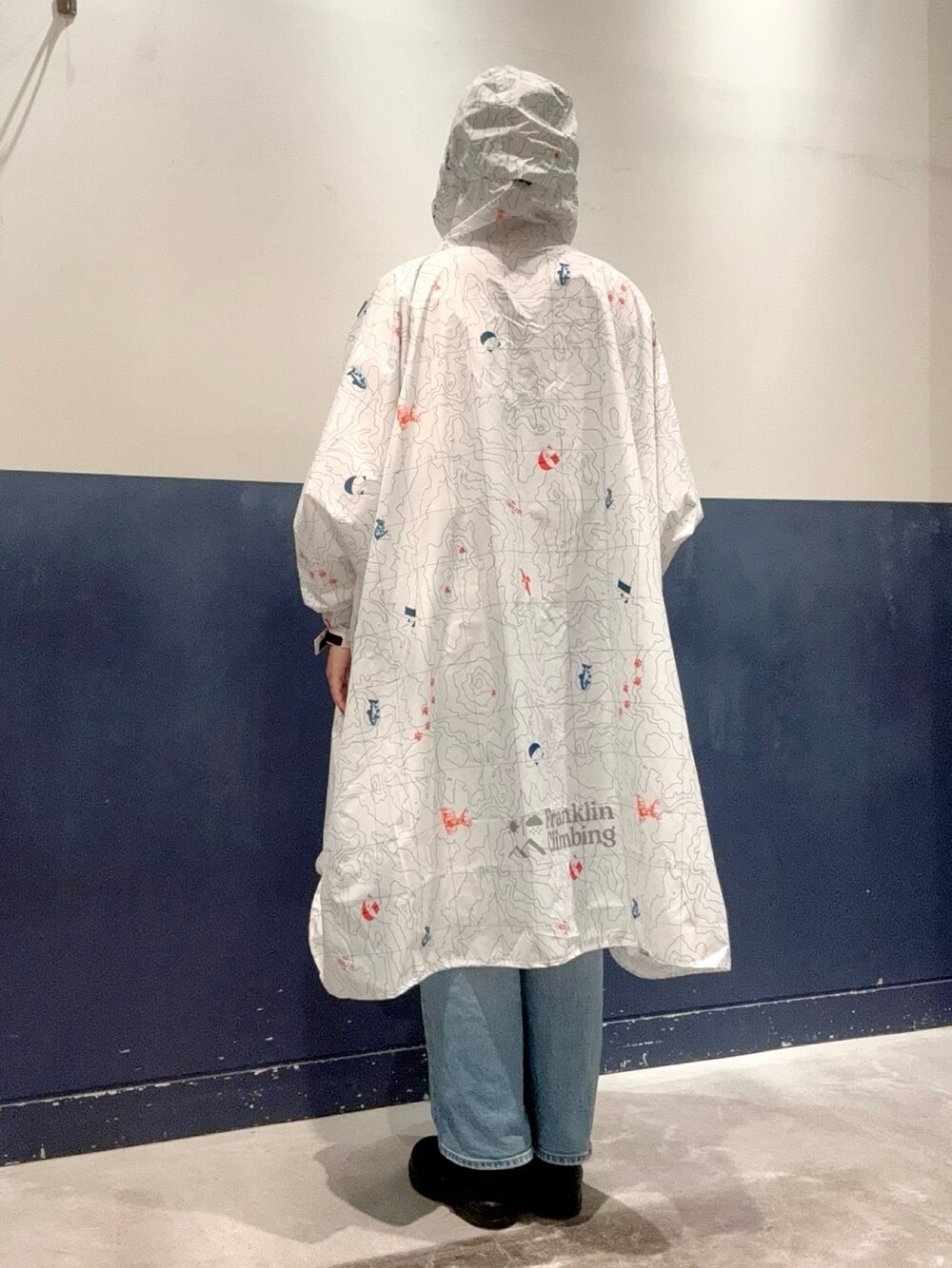 ホワイト系のレインコート/ポンチョを着用したレディースの夏コーディネートの3枚目の写真