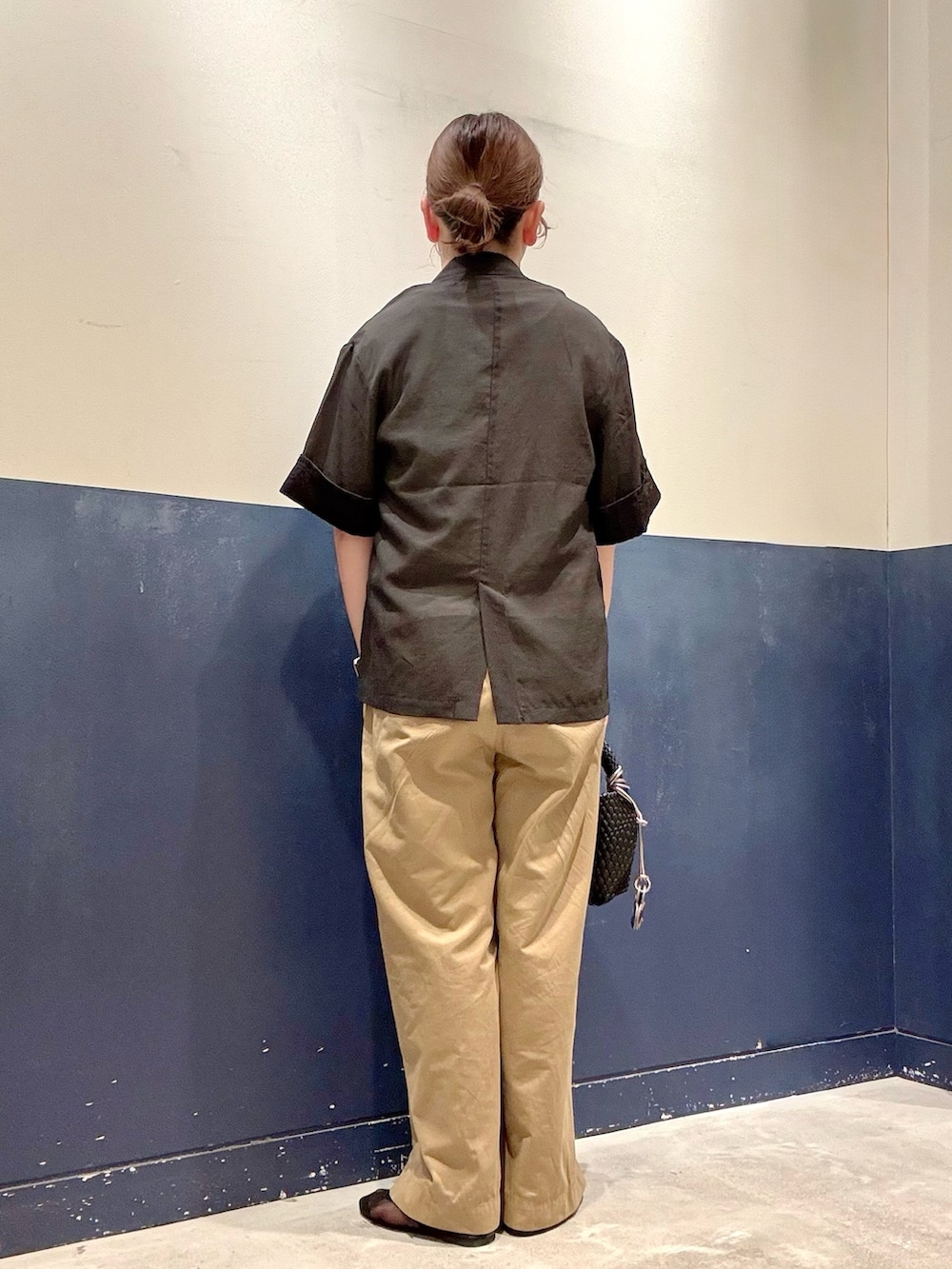 ブラック系のパンプス、ベージュ系のデニムパンツ、ブラック系のテーラードジャケットを着用したレディースの夏コーディネートの3枚目の写真