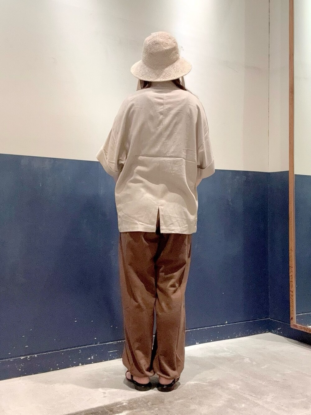 ブラック系のサンダル、ブラウン系のサロペット/オーバーオール、ベージュ系のテーラードジャケットを着用したレディースの夏コーディネートの3枚目の写真