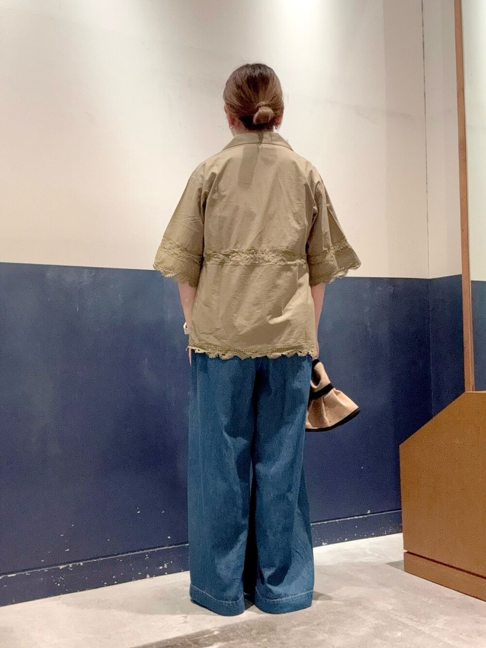 グリーン系のシャツ/ブラウス、グレー系のTシャツ/カットソー、ブラウン系のサンダルを着用したレディースの夏コーディネートの3枚目の写真