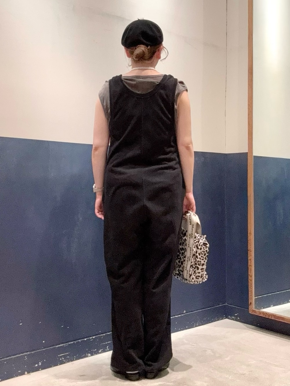 ブラック系のサロペット/オーバーオール、グレー系のTシャツ/カットソー、ホワイト系のショルダーバッグを着用したレディースの秋コーディネートの3枚目の写真