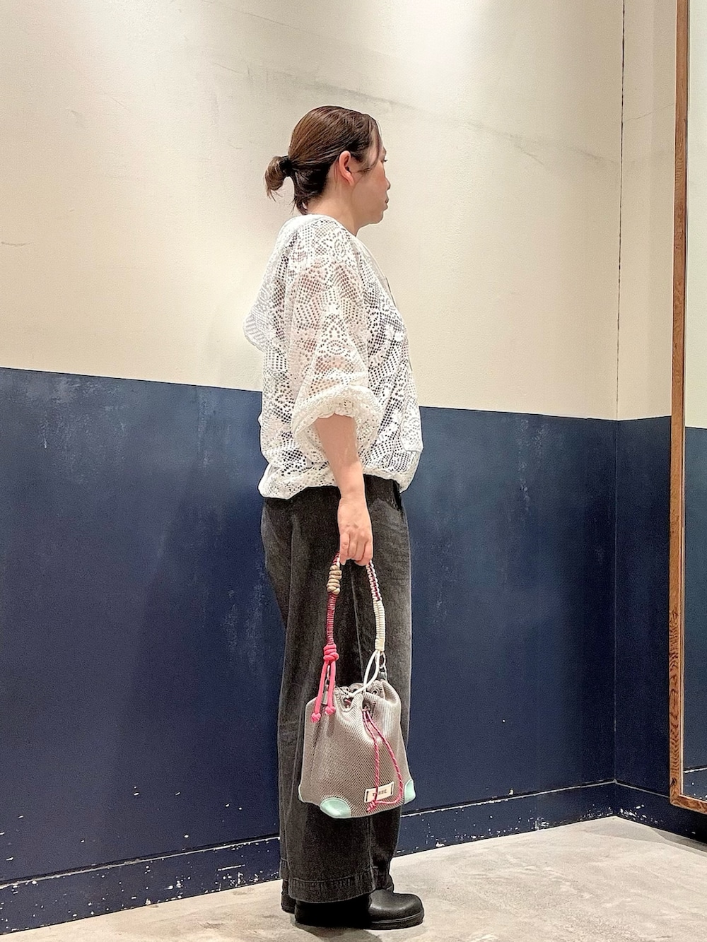 グレー系のショルダーバッグ、ブラック系のデニムパンツ、ホワイト系のその他アウターを着用したレディースの夏コーディネートの2枚目の写真