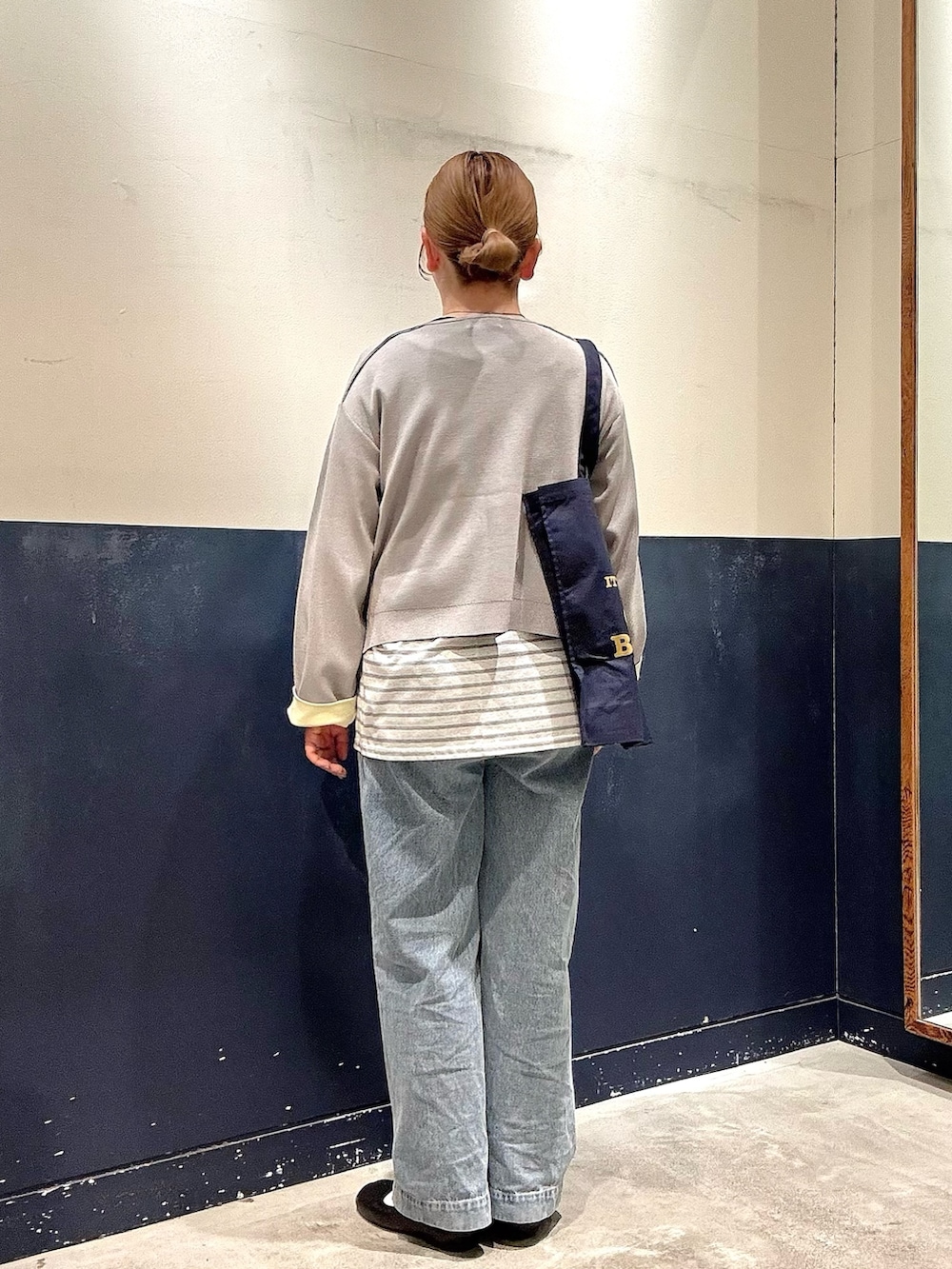 ブルー系のデニムパンツ、グレー系のTシャツ/カットソー、グレー系のカーディガン/ボレロを着用したレディースの冬コーディネートの3枚目の写真