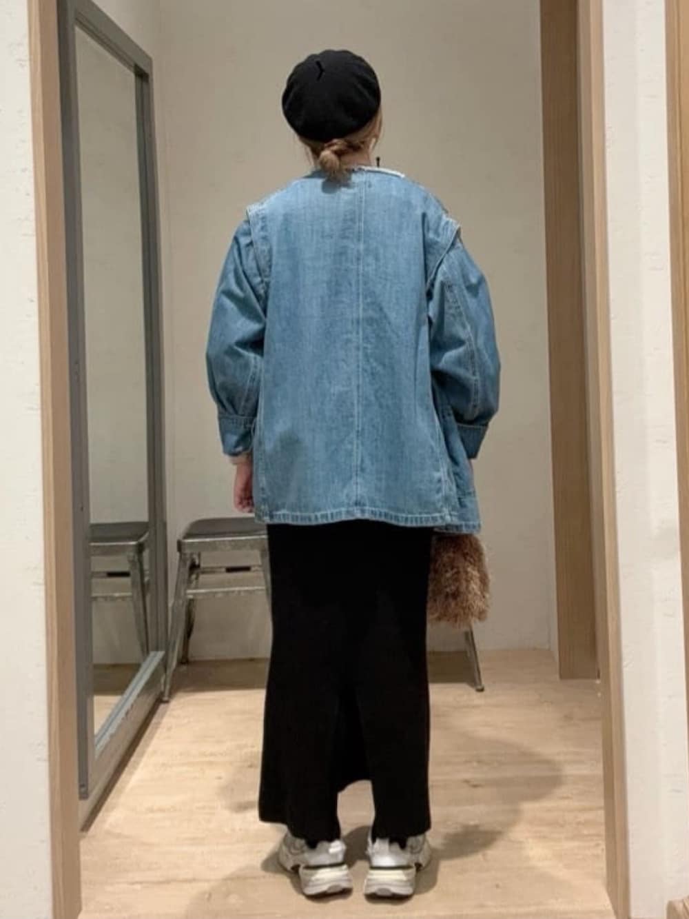 ブルー系のデニムジャケット、ブラック系のスカート、グレー系のスウェットを着用したレディースの秋コーディネートの3枚目の写真