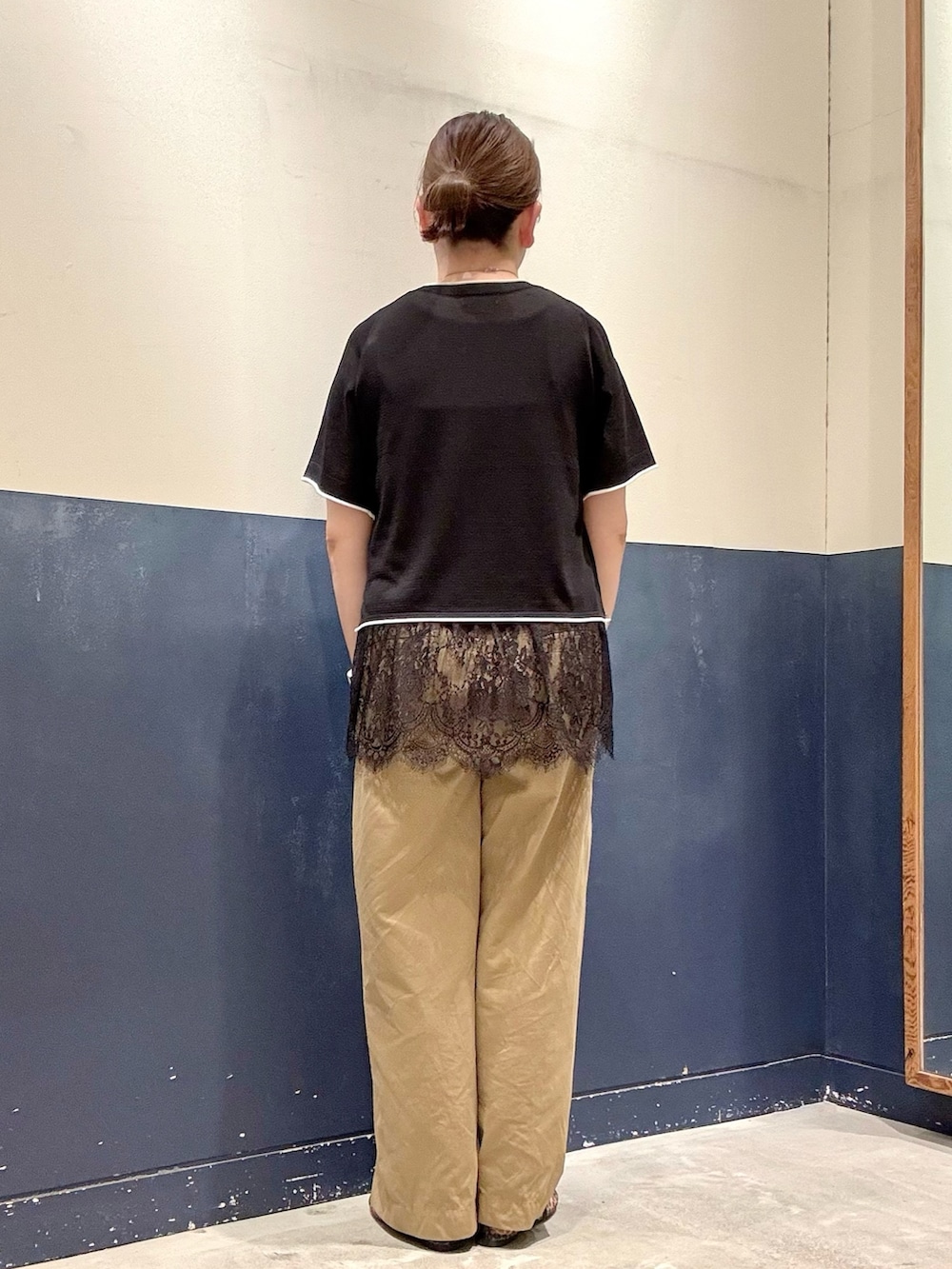 ブラウン系のパンプス、ベージュ系のデニムパンツ、ブラック系のニット/セーターを着用したレディースの夏コーディネートの3枚目の写真