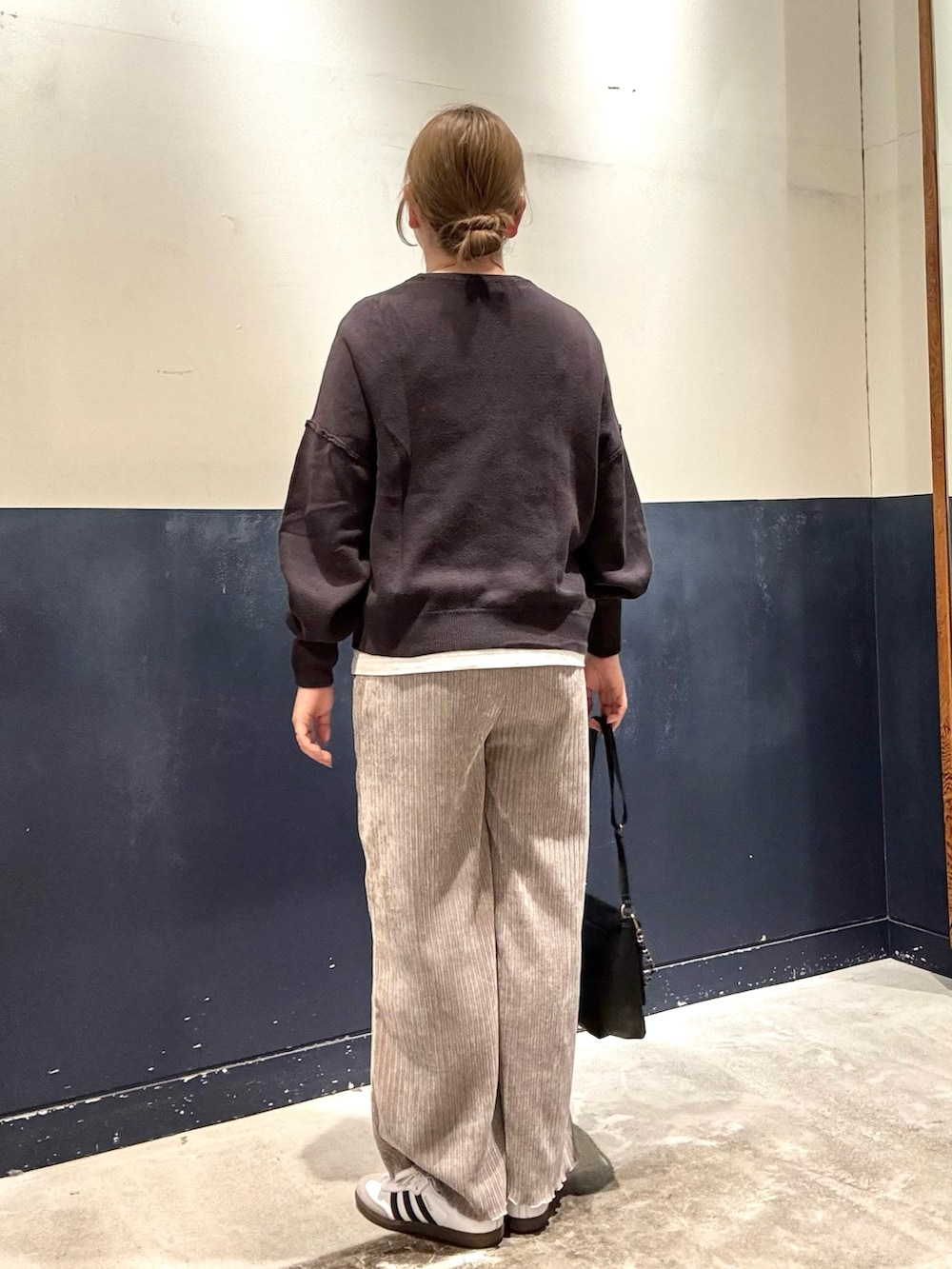 ブラック系のショルダーバッグ、グレー系のニット/セーター、グレー系のその他パンツを着用したレディースの冬コーディネートの3枚目の写真