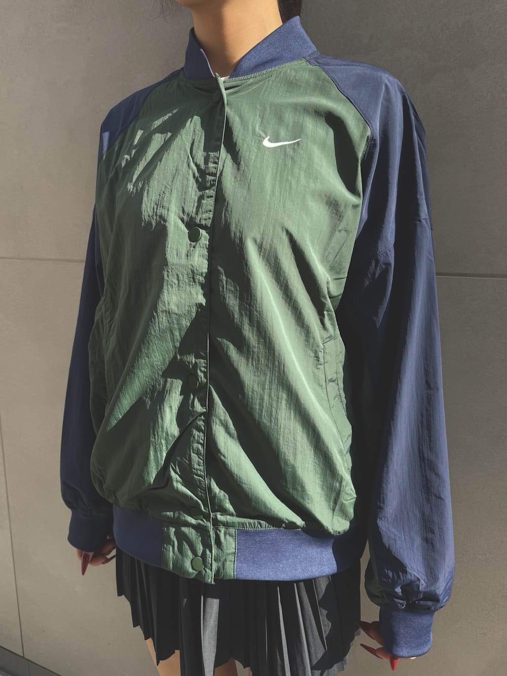 その他のブルゾン、ブラック系のスカート、ブラック系のスニーカーを着用したレディースの冬コーディネートの2枚目の写真