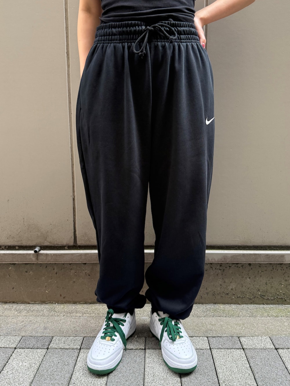 「NIKE、nike、スウェット、スウェットパンツ、ブラック、AF1、エアフォースワン、ノースリーブ、ヘルシー、スポーツミックス」｜「NIKEの《セットアップ対応商品》ナイキ スポーツウェア フェニックス フリース ウィメンズ ハイウエスト オーバーサイズド フレンチ テリー スウェットパンツ / Nike Sportswear Phoenix Fleece Women's High-Waisted Oversized French Terry Sweatpants HJ8466-010 Black（スウェットパンツ、ブラック系）」を使った、NIKE GINZAさん（レディース・160cm）の夏コーディネートの2枚目の写真