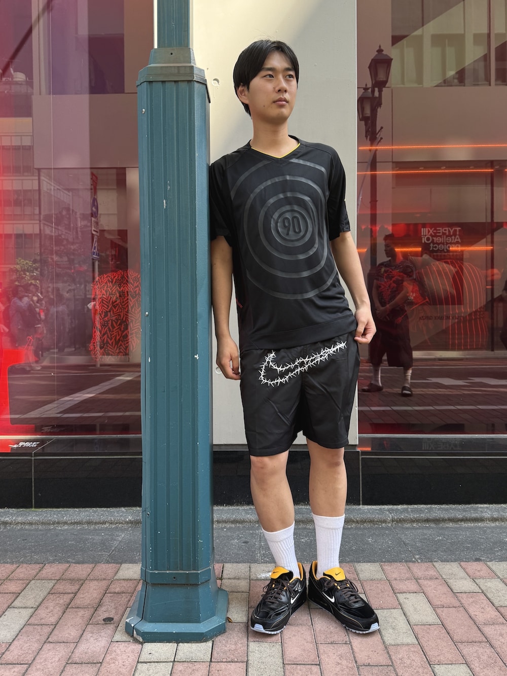 ブラック系のTシャツ/カットソー、ブラック系のその他パンツ、ブラック系のスニーカーを着用したメンズの春コーディネートの2枚目の写真
