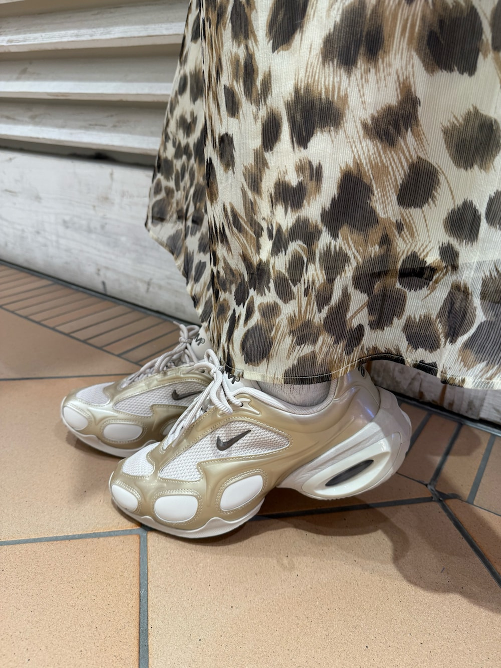 ブルー系のシャツ/ブラウス、ベージュ系のスニーカー、ホワイト系のキャップを着用したレディースの夏コーディネートの3枚目の写真