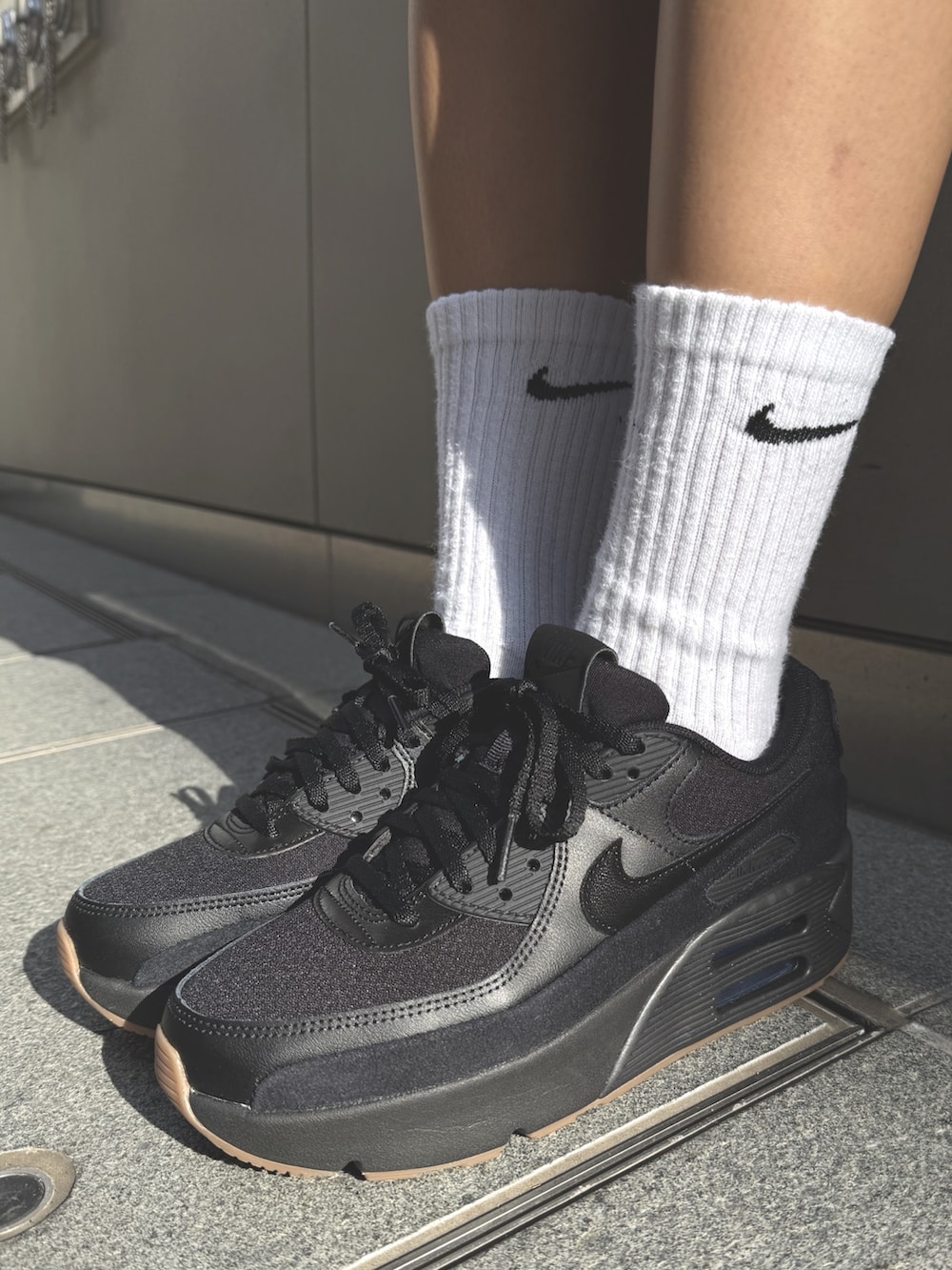 その他のブルゾン、ブラック系のスカート、ブラック系のスニーカーを着用したレディースの冬コーディネートの3枚目の写真