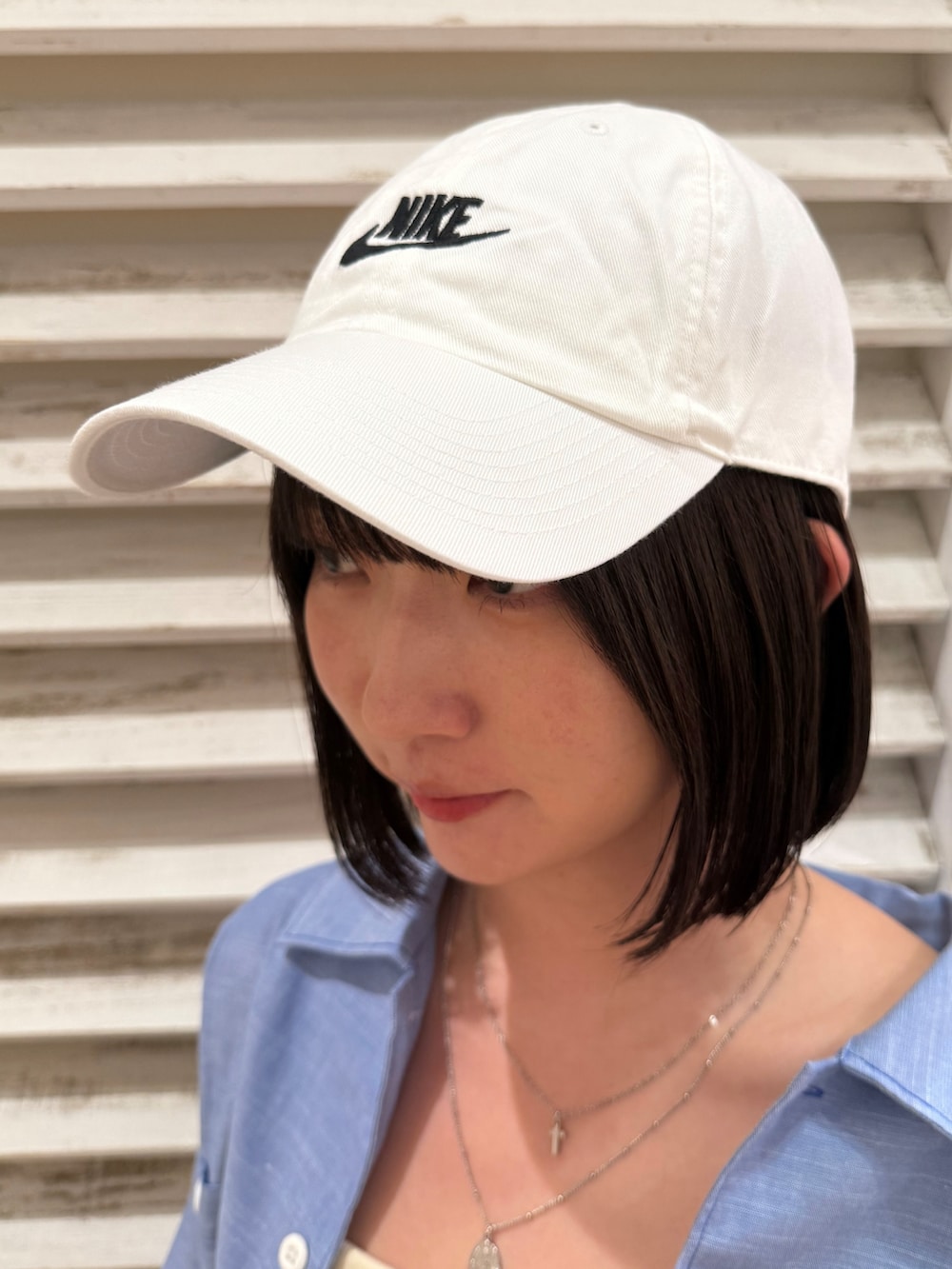 ブルー系のシャツ/ブラウス、ベージュ系のスニーカー、ホワイト系のキャップを着用したレディースの夏コーディネートの4枚目の写真