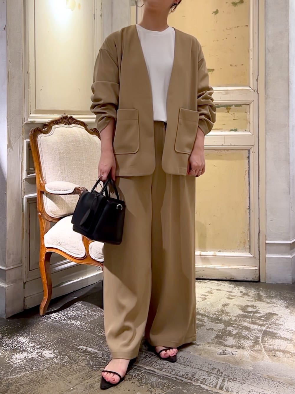 イエロー系のその他アウター、イエロー系のその他パンツを着用したレディースの春コーディネートの3枚目の写真