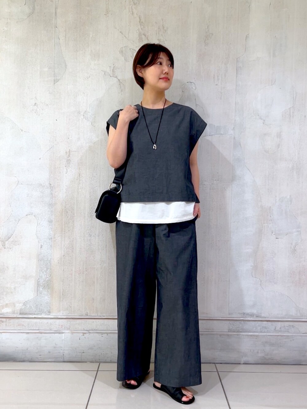 「BEARDSLEYの綿ワッシャーウエストリブパンツ(その他パンツ、グレー系)」を使った、mochikoyさん(レディース・162cm)の夏コーディネートの4枚目の写真