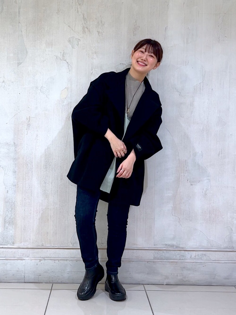 ブルー系のデニムパンツ、ブラック系のその他アウター、グレー系のニット/セーターを着用したレディースの秋コーディネートの3枚目の写真