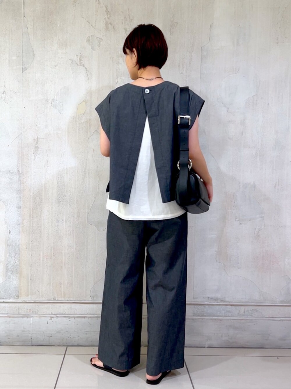 「BEARDSLEYの綿ワッシャーウエストリブパンツ(その他パンツ、グレー系)」を使った、mochikoyさん(レディース・162cm)の夏コーディネートの2枚目の写真