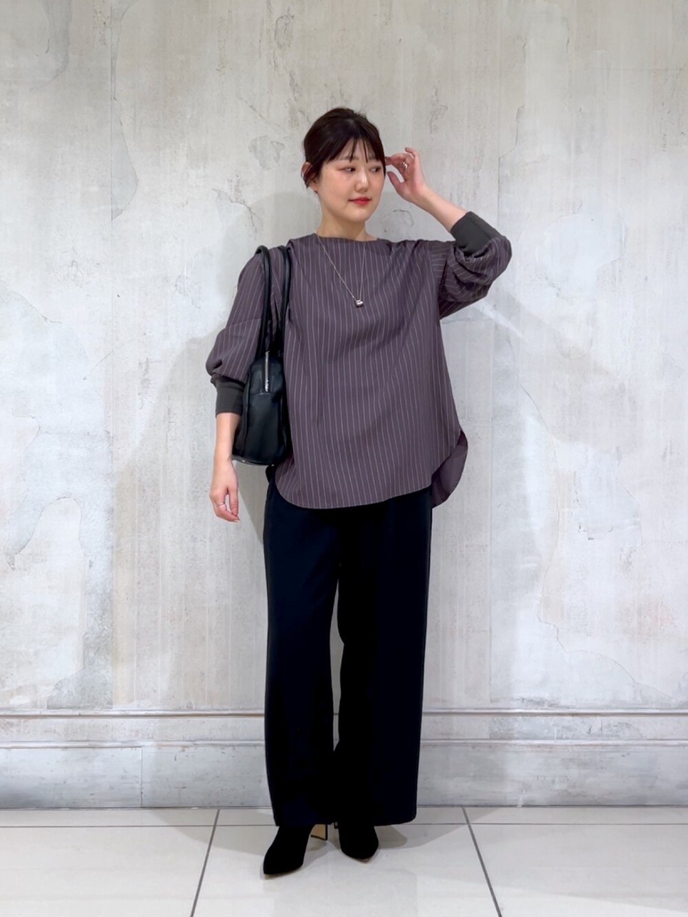 グレー系のシャツ/ブラウス、ブラック系のボストンバッグ、ブラック系のその他パンツを着用したレディースの冬コーディネートの2枚目の写真