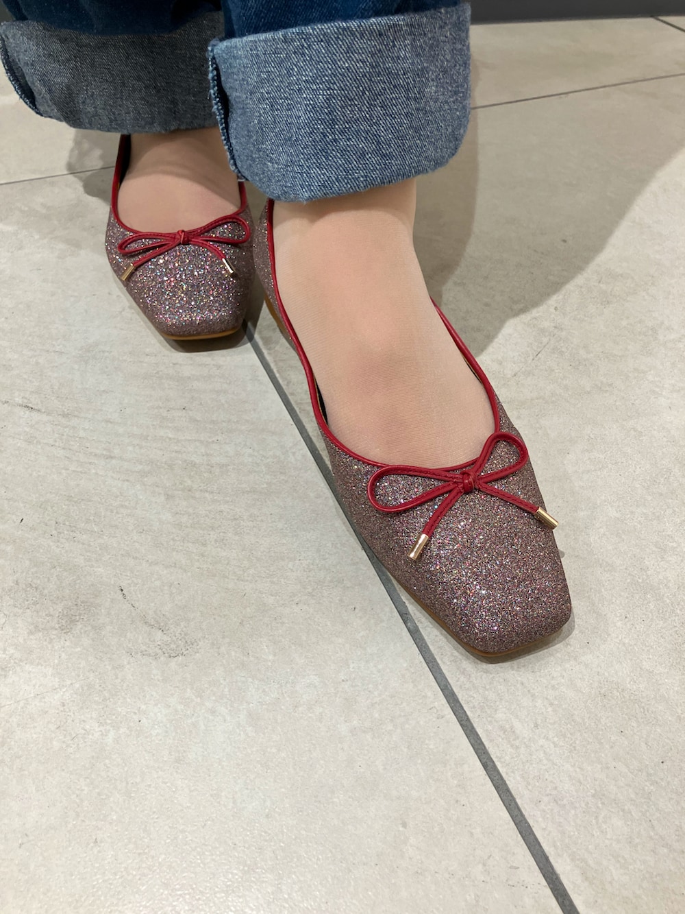 ブラック系のスカート、その他のパンプスを着用したレディースの夏コーディネートの2枚目の写真