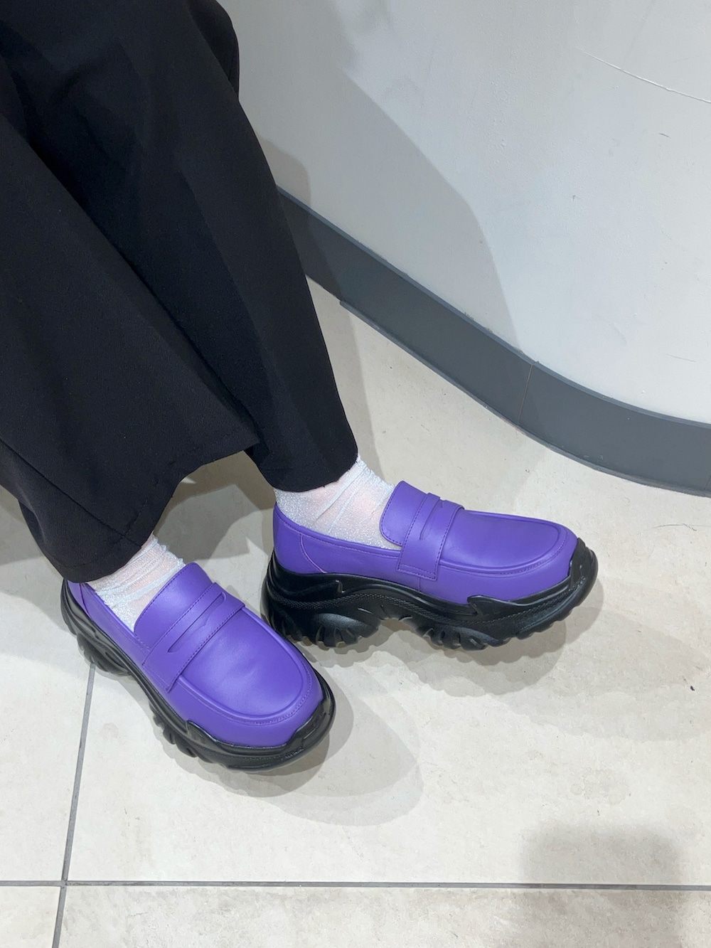 パープル系のローファーを着用したレディースの秋コーディネートの2枚目の写真