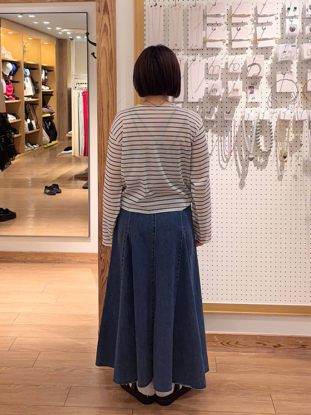 ブラック系のサンダル、その他のTシャツ/カットソー、ブルー系のスカートを着用したレディースの春コーディネートの3枚目の写真