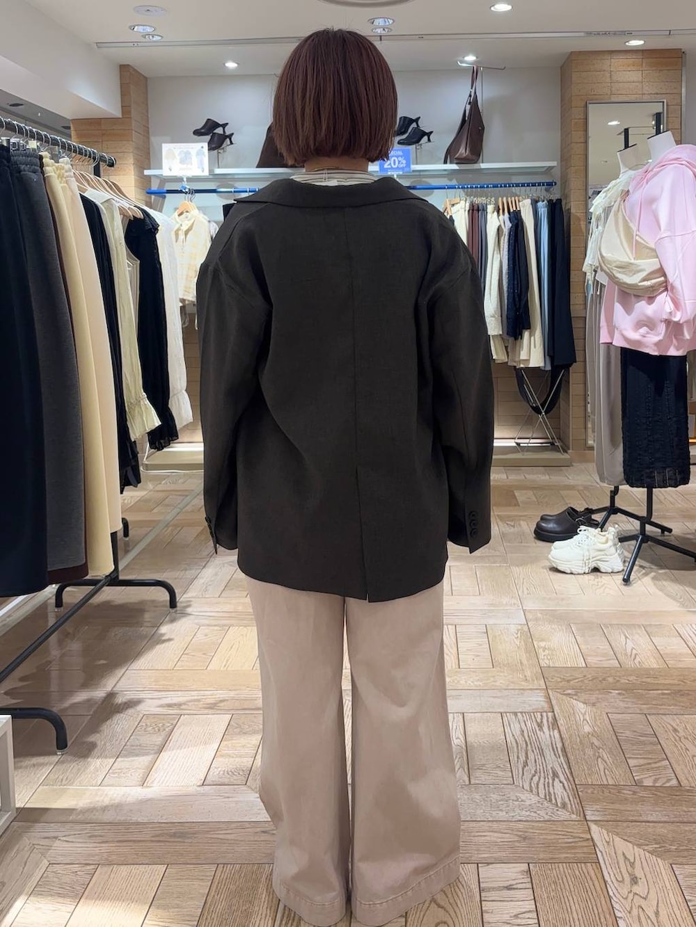 ピンク系のデニムパンツ、グレー系のその他アウター、ホワイト系のTシャツ/カットソーを着用したレディースの春コーディネートの3枚目の写真