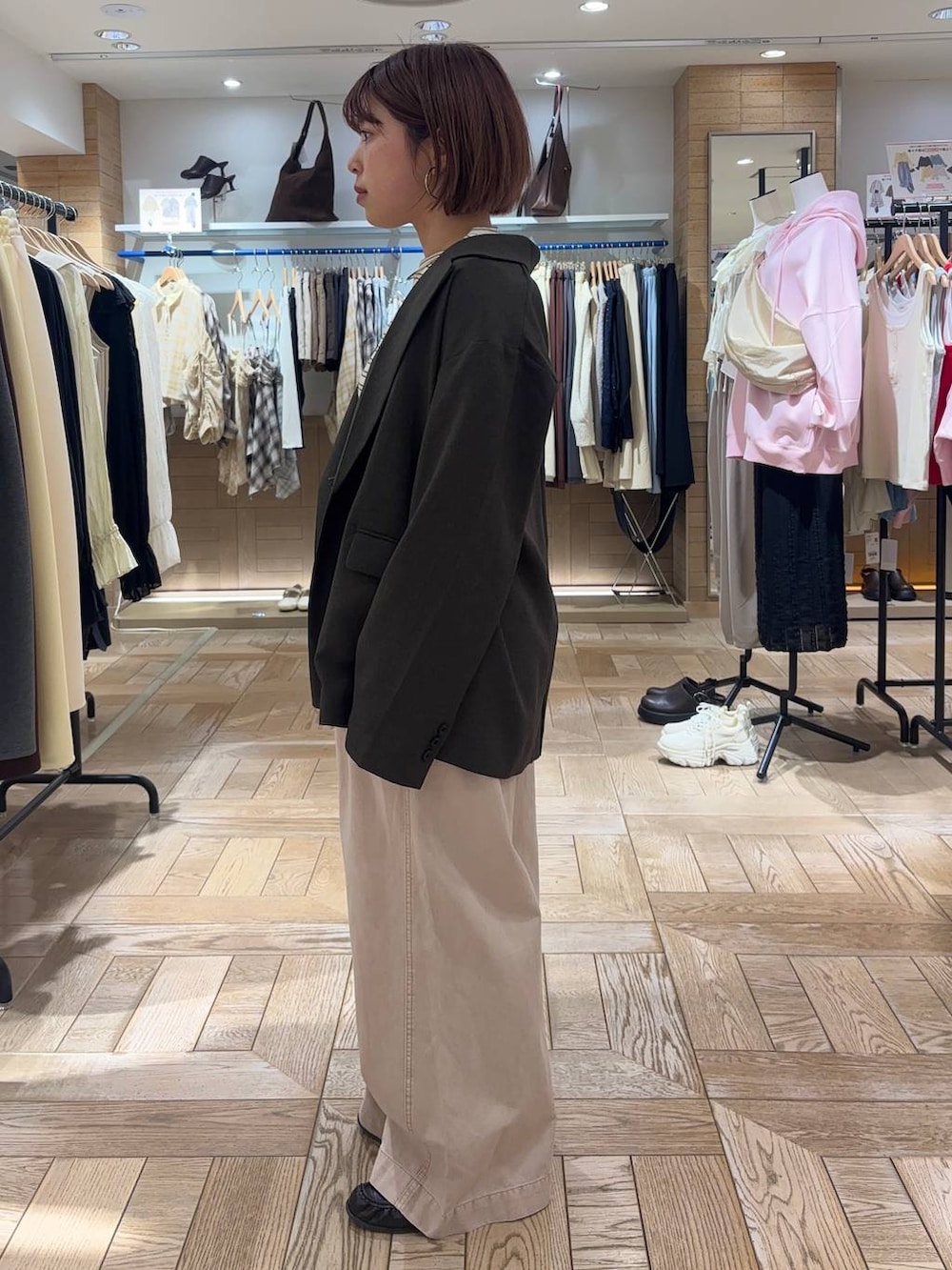 ピンク系のデニムパンツ、グレー系のその他アウター、ホワイト系のTシャツ/カットソーを着用したレディースの春コーディネートの2枚目の写真