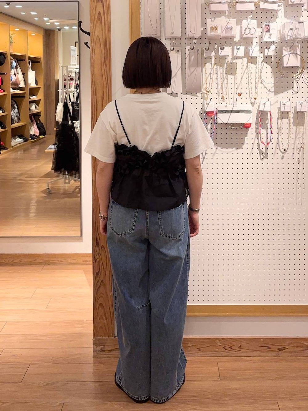 「春コーデ、ローリーズスタイル_LOWRYS FARM、大人女子カジュアル_LOWRYS FARM、低身長、ベーシック/シンプル、LOWRYS FARM、おでかけ、新作、大人カジュアル、andST、ビスチェ、Tシャツ、デニムパンツ」｜「LOWRYS FARMのフリルビスチェ　 252717（キャミソール、ブラック系）」を使った、nanamoueさん（レディース・154cm）の春コーディネートの3枚目の写真