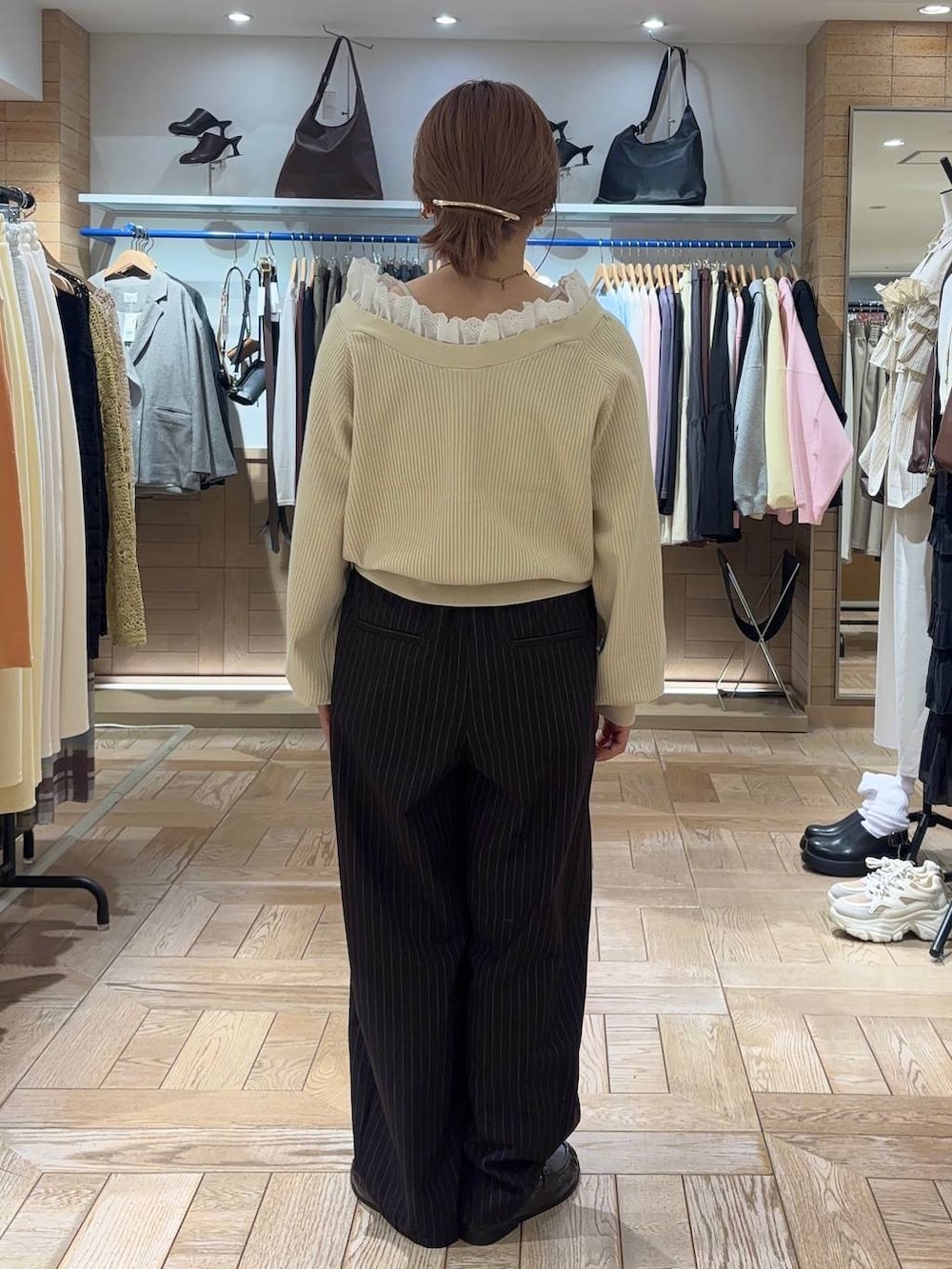 ブラウン系のその他パンツ、ブラウン系のローファー、ベージュ系のカーディガン/ボレロを着用したレディースの春コーディネートの3枚目の写真