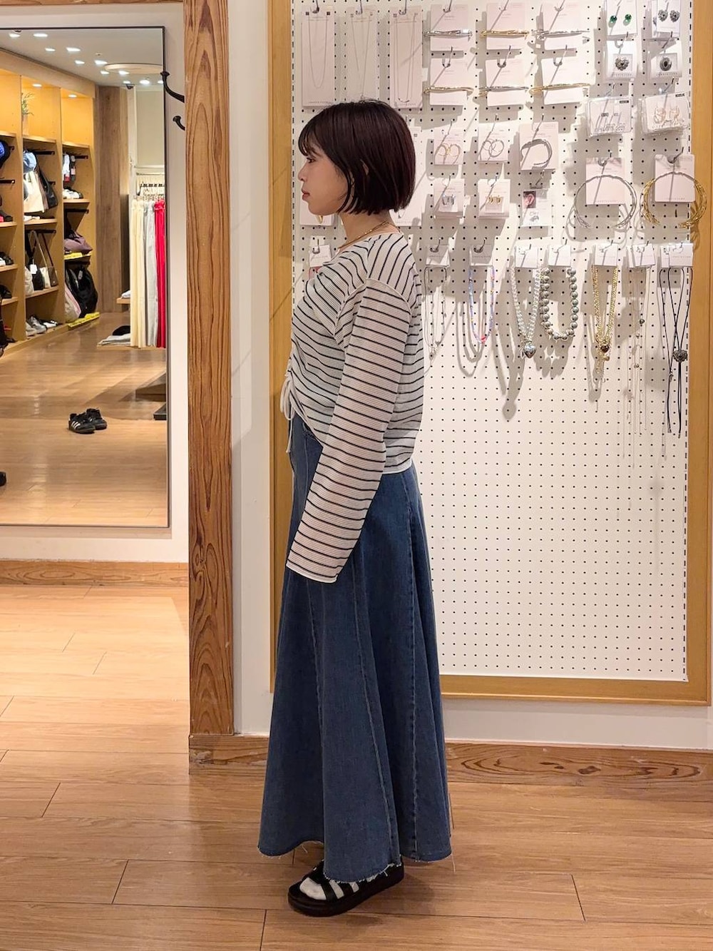 ブラック系のサンダル、その他のTシャツ/カットソー、ブルー系のスカートを着用したレディースの春コーディネートの2枚目の写真