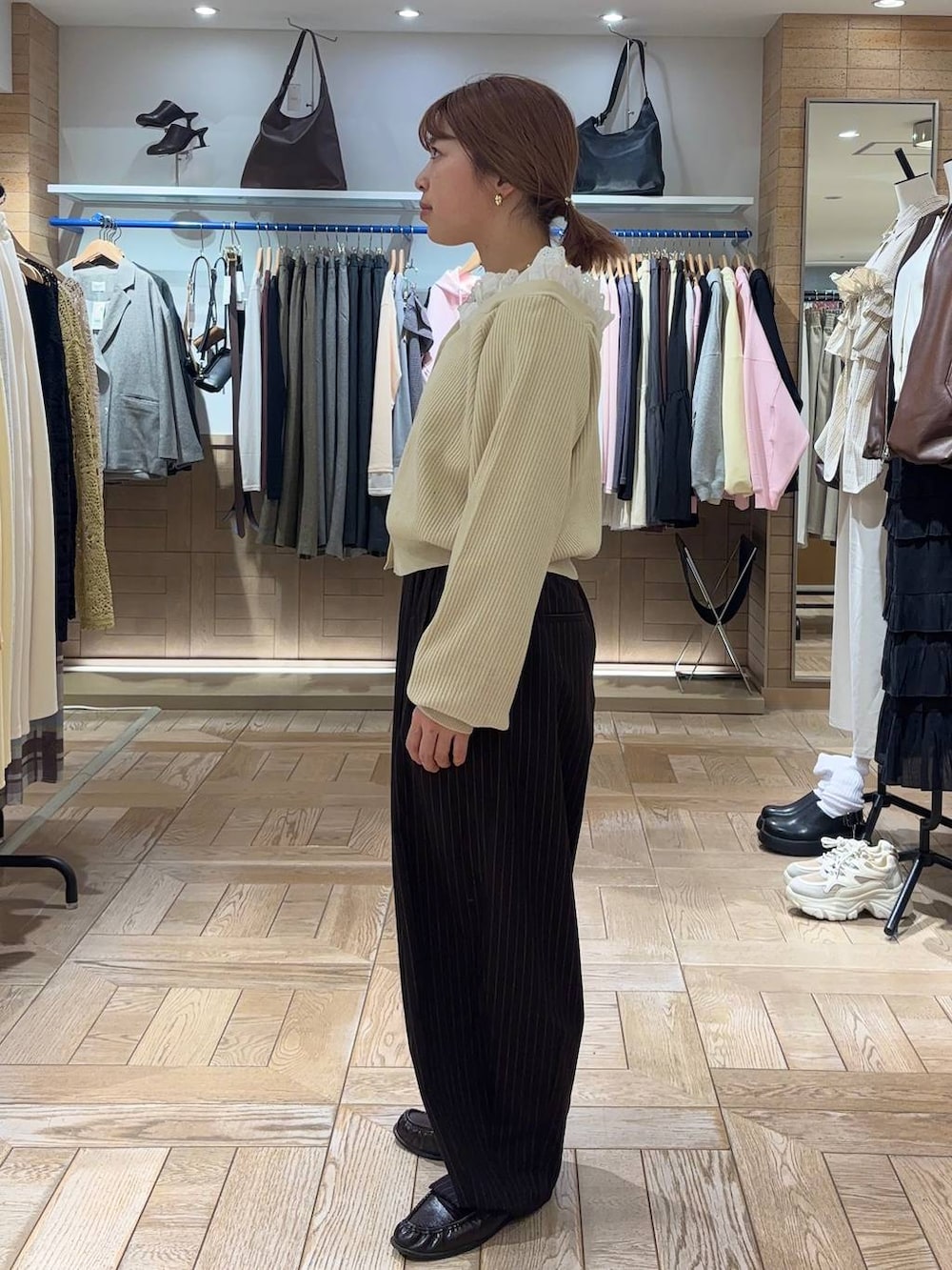 ブラウン系のその他パンツ、ブラウン系のローファー、ベージュ系のカーディガン/ボレロを着用したレディースの春コーディネートの2枚目の写真