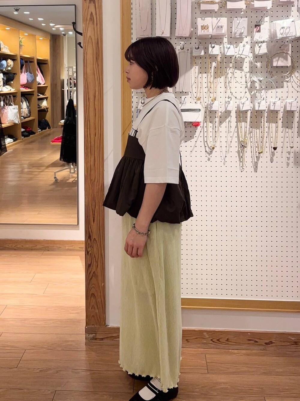 「andST、ベーシック/シンプル、LOWRYS FARM、おでかけ、新作、春コーデ、ローリーズスタイル_LOWRYS FARM、大人女子カジュアル_LOWRYS FARM、低身長、大人カジュアル、ビスチェ、Tシャツ、スカート、ウエストゴム」｜「LOWRYS FARMのダブルバンドパフスニーカー 287447（スニーカー、ブラック系）」を使った、nanamoueさん（レディース・154cm）の春コーディネートの2枚目の写真