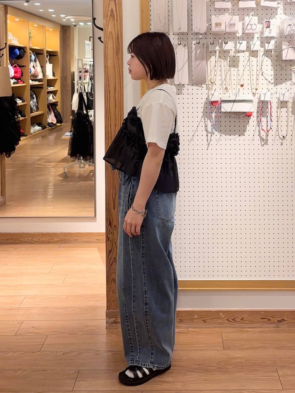 「春コーデ、ローリーズスタイル_LOWRYS FARM、大人女子カジュアル_LOWRYS FARM、低身長、ベーシック/シンプル、LOWRYS FARM、おでかけ、新作、大人カジュアル、andST、ビスチェ、Tシャツ、デニムパンツ」｜「LOWRYS FARMのフリルビスチェ　 252717（キャミソール、ブラック系）」を使った、nanamoueさん（レディース・154cm）の春コーディネートの2枚目の写真